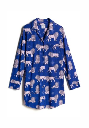 Chemise bleue à manches longues à boutons, avec des illustrations de lions roses et de petits motifs d’étoiles, dotée d’un col et d’une poche poitrine frontale.