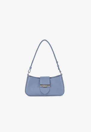 Borsa in pelle azzurro chiaro con forma curva, tracolla corta e chiusura a patta frontale con un accento in metallo argentato.