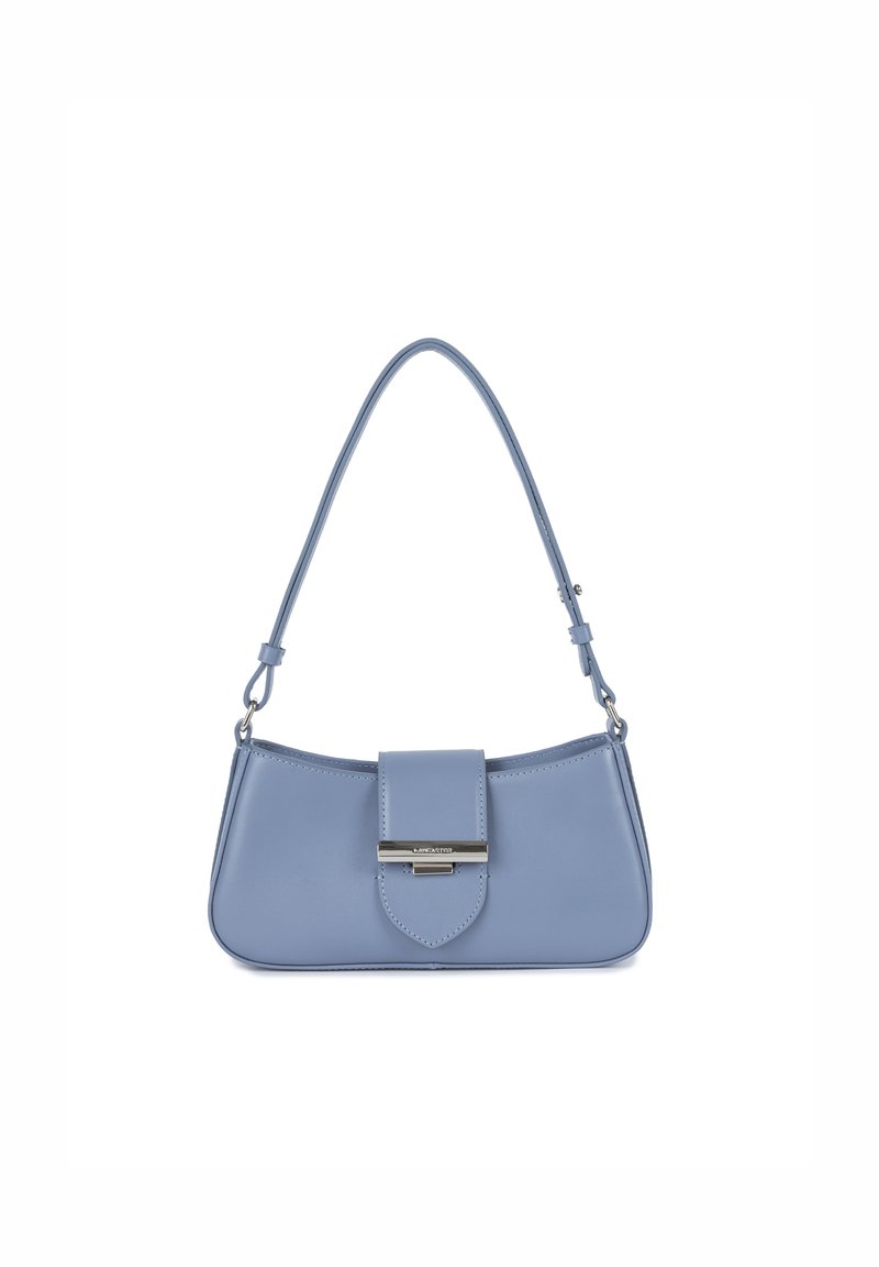 Borsa in pelle azzurro chiaro con forma curva, tracolla corta e chiusura a patta frontale con un accento in metallo argentato.