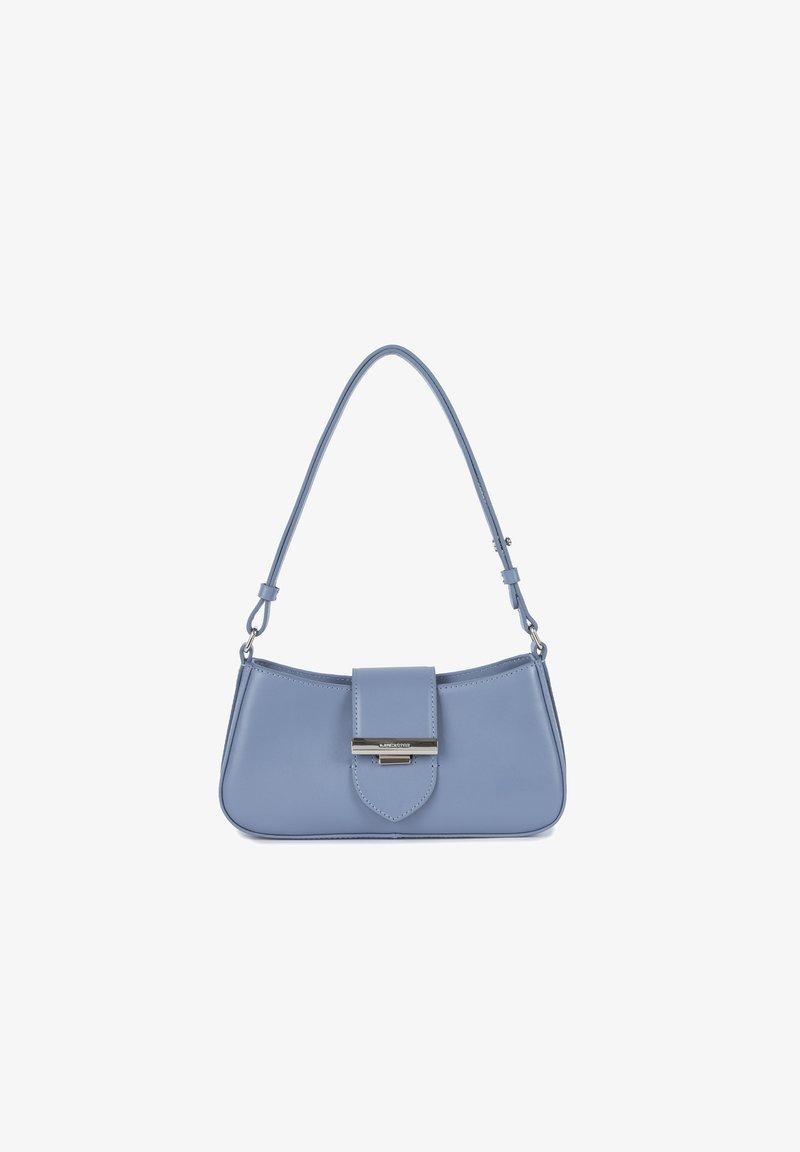 Borsa in pelle azzurro chiaro con forma curva, tracolla corta e chiusura a patta frontale con un accento in metallo argentato.