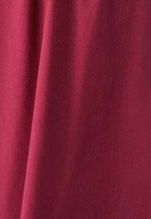 Burgundia kangas sujuva tekstuuriga, pehmelt langev. Materjal näeb välja kerge ja ühtlaselt kootud, ilma n�ähtavate mustrite või aktsentideta.