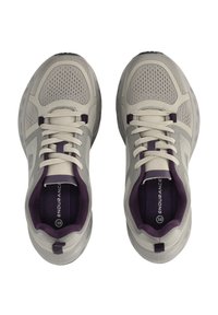 Ein Paar graue und lila Mesh-Laufschuhe mit Schnürsenkeln, die innen mit "ENDURANCE" und Größe 38 beschriftet sind, von oben auf weißem Hintergrund betrachtet.