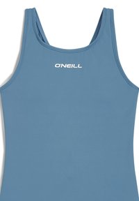 Lichtblauwe bikini met een aansluitend ontwerp, gemaakt van gladde stof. Heeft dunne bandjes en een wit logo in het midden van de borst.