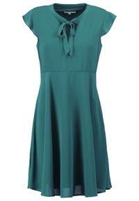 Robe turquoise avec manches courtes volantées. Présente un col rond et un détail noué à l'avant, une silhouette évasée fluide, une texture de tissu lisse.