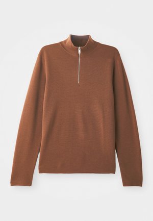 Brun, langermet genser med høy hals og delvis glidelås. Stoffet ser mykt ut med en glatt, jevn tekstur.