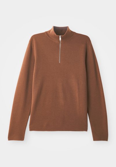 Brauner, langärmeliger Pullover mit hohem Kragen und teilweisem Reißverschluss. Der Stoff wirkt weich mit einer glatten, gleichmäßigen Textur.