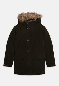 Černá parka s kapucí lemovanou kožešinou, druky, dvěma předními kapsami a hladkým povrchem. Má rovný střih a dlouhé rukávy.