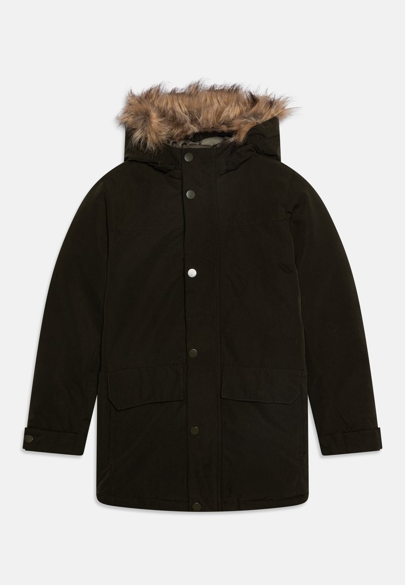 Parka negra con capucha de pelo, botones a presión, dos bolsillos frontales y una textura suave. Presenta un corte recto y mangas largas.