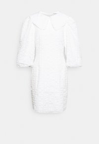 Vestido branco com um tecido texturizado, apresentando um grande colarinho arredondado e mangas bufantes. O design inclui riscas verticais.
