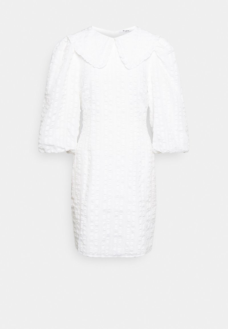 Vestido branco com um tecido texturizado, apresentando um grande colarinho arredondado e mangas bufantes. O design inclui riscas verticais.