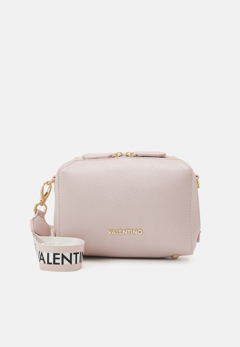 Borsa a tracolla rosa con texture e hardware dorato, dotata di chiusura con zip e di una tracolla a contrasto etichettata "VALENTINO". Forma rettangolare compatta.
