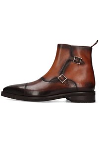 Botas de cuero hasta el tobillo con un color marrón degradado, punta afilada, doble hebilla y una textura suave con un tacón bajo apilado.