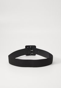 Ceinture en cuir noir avec une finition lisse, boucle rectangulaire et plusieurs trous pour un ajustement de taille. Design simple et minimaliste.