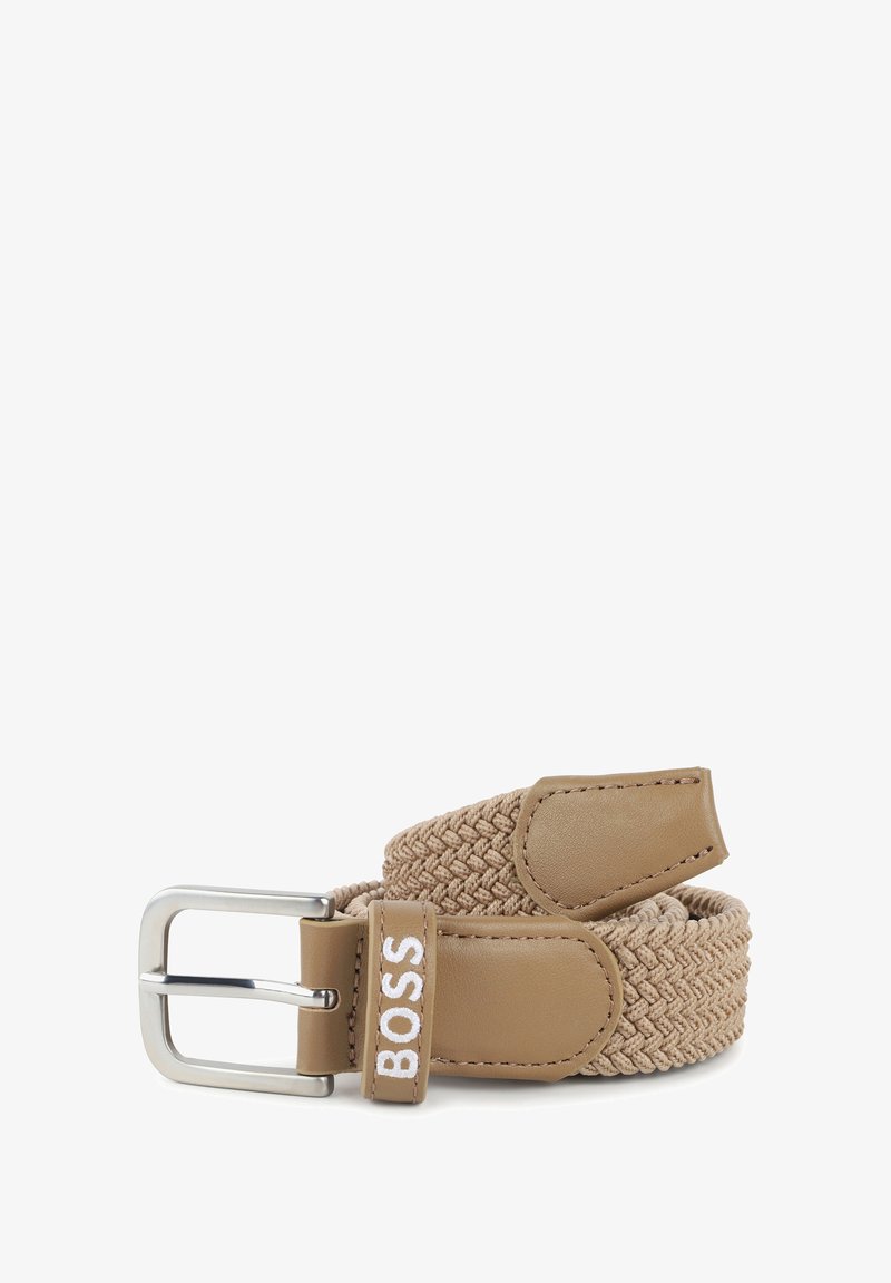 Vlechtbeige stoffen riem met leren accenten, voorzien van een zilverkleurige metalen sluiting en een merkloopdetail. Duurzaam en flexibel ontwerp.