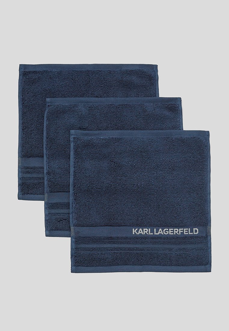 Ensemble de trois serviettes bleu marine en tissu éponge doux, avec une finition texturée et une bande horizontale brodée "KARL LAGERFELD".