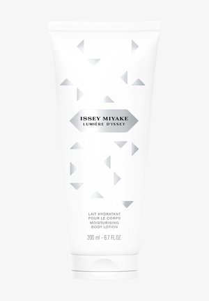 Tube blanc de lotion pour le corps hydratante Issey Miyake Lumière d’Issey avec des accents géométriques argentés, format 200 ml.