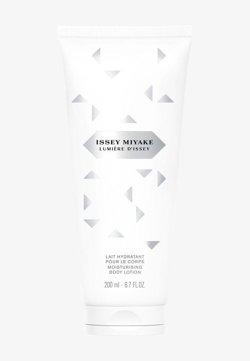 Tube blanc de lotion pour le corps hydratante Issey Miyake Lumière d’Issey avec des accents géométriques argentés, format 200 ml.