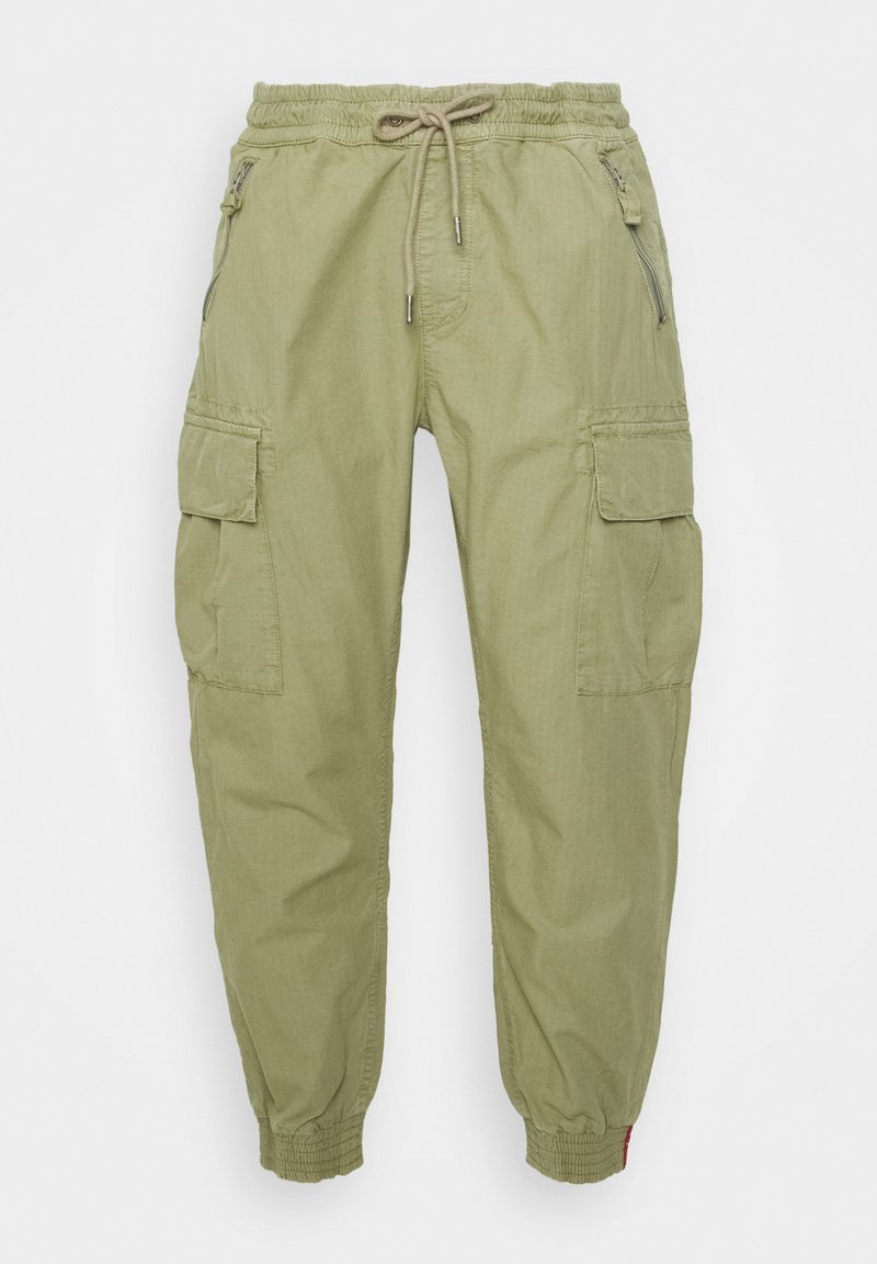 Zielone spodnie cargo z elastycznym pasem, sznurkiem, bocznymi kieszeniami i kieszeniami cargo oraz elastycznymi mankietami przy kostkach. Lekki materiał.