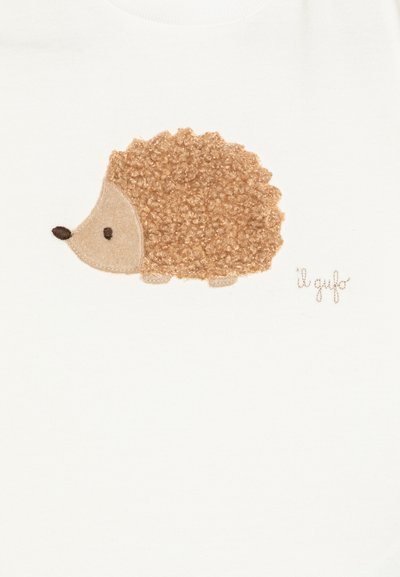 Gesticktes Igel-Design in Braun und Beige auf weißem Stoff; verfügt über einen strukturierten Körper, einfache Gesichtszüge und den Markennamen "il gufo."