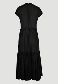 Robe maxi noire à manches courtes, à volants froncés et bouton de fermeture dans le dos au niveau de l'encolure.