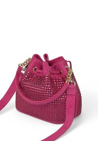 Bolso de cubo de ante rosa con detalles de rhinestones, cierre de cordón y acentos de cadena en tono dorado. Textura suave y forma redondeada.