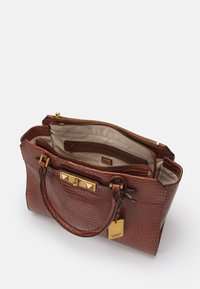 Sac à main en cuir texturé marron avec quincaillerie dorée, fermeture zippée, deux compartiments intérieurs et une étiquette de logo amovible.