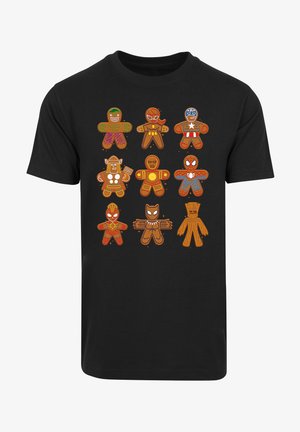 Zwart T-shirt met geïllustreerde peperkoekfiguren in verschillende superheldenkostuums, in oranje en bruin tinten met witte accenten.