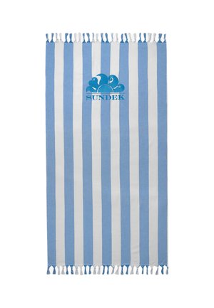 Asciugamano da spiaggia con righe verticali blu e bianche, nappine su entrambe le estremità e un logo a onda blu con il testo "SUNDEK" al centro.