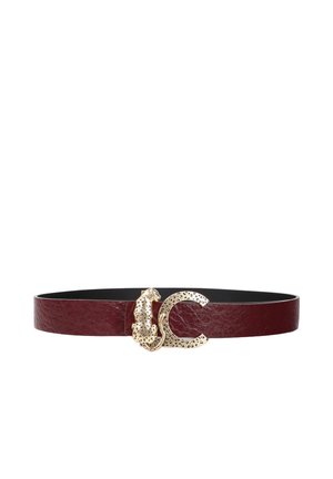 Cinturón de cuero rojo oscuro con superficie texturizada, con una hebilla en tono dorado con forma de leopardo y un "C" curvado con manchas de leopardo.