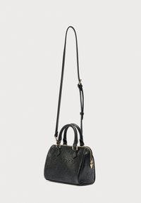 Μαύρη δερμάτινη τσάντα με ανάγλυφο λουλουδένιο σχέδιο, επίχρυσα μεταλλικά στοιχεία, δύο κοντές χειρολαβές και αποσπώμενο ιμάντα ώμου.