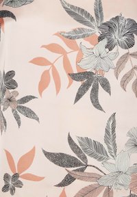 Kukallinen kangas, jossa on vaaleanpunainen tausta, mustia ja korallinvärisiä lehtiä sekä yksityiskohtaisia viivapiirrettyjä kukkia mustan ja harmaan sävyissä.