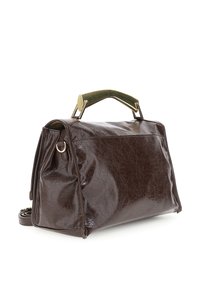 Bruine leren handtas met een gestructureerde vorm, een geprofileerde oppervlakte en een groene handgreep met gouden accenten. Inclusief een verstelbare schouderband.