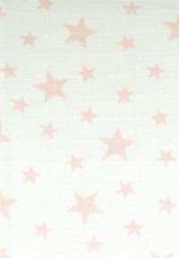 Tela blanca con un acabado texturizado, que presenta estrellas dispersas de color rosa claro de diferentes tamaños en un patrón uniforme.