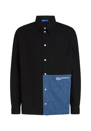Černá bavlněná košile s modrou denimovou panelem na spodní části, s knoflíky, límečkem a značkou "KARL LAGERFELD JEANS".