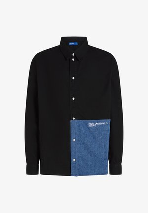 Černá bavlněná košile s modrou denimovou panelem na spodní části, s knoflíky, límečkem a značkou "KARL LAGERFELD JEANS".