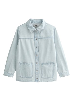 Lichtblauwe spijkerjack met drukknoopsluiting, twee opgestikte voorzakken, lange mouwen en een klassieke kraag.