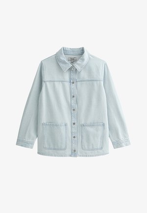 Giacca in denim azzurro chiaro con chiusura a bottoni automatici, due tasche applicate frontali, maniche lunghe e colletto classico.