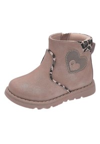 Botín de tobillo de piel sintética rosa con un acento de corazón y estampado de leopardo, punta redonda, suela flexible y detalles de costura.