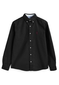 Schwarzes Button-Up-Hemd aus glattem Baumwollstoff. Es hat einen Kragen, lange Ärmel und ein kleines rotes Logo auf der linken Brustseite. Weiße Knöpfe.