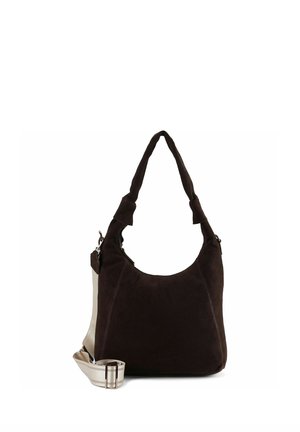 Sac à bandoulière en suède marron avec une forme arrondie, une sangle en tissu et des garnitures argentées. Comprend une fermeture éclair latérale et un panneau beige contrastant.