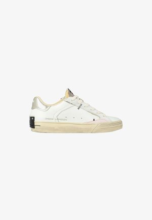 Sneaker bianca a bassa altezza con suola beige, linguetta del tallone in argento metallizzato, lacci bianchi e scritta "Crime London" sul lato.