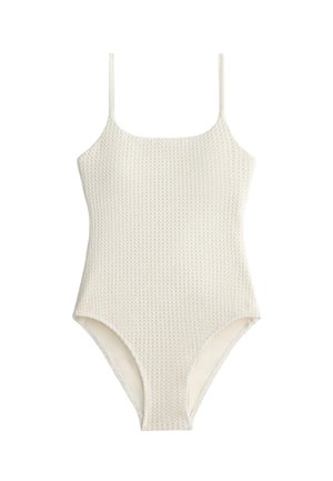 Fehér, texturált egyrészes fürdőruha vékony vállpántokkal és kerek nyakkivágással, sima háttéren bemutatva.