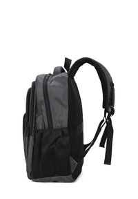 Zaino nero con un esterno testurizzato, numerosi scomparti con zip, spallacci imbottiti e accenti in rete per la traspirabilità.