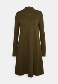 Olivgrön långärmad klänning med hög krage, gjord av mjukt stickat tyg som svänger lätt från midjan. Slät textur, inga mönster eller accenter.