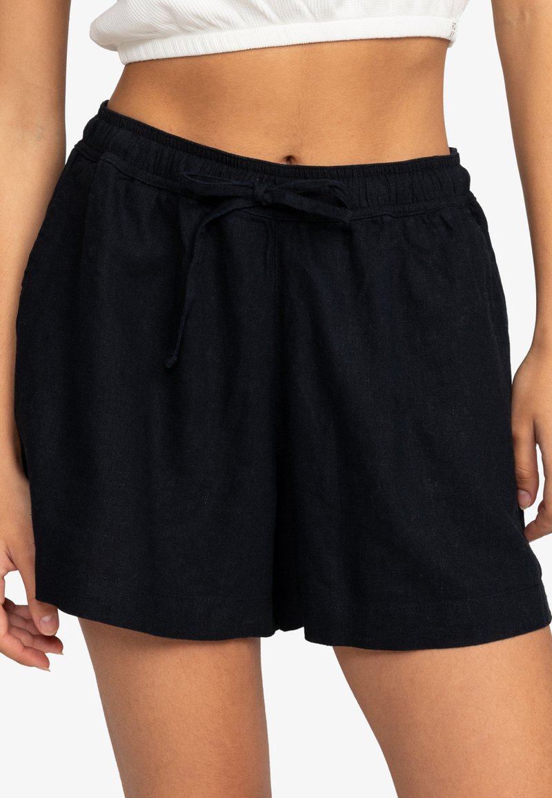 Mørkeblå linshorts med elastisk midje, justerbar snor og avslappet passform. Har en glatt tekstur og knelengde.