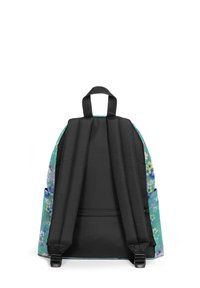 Mochila con un estampado floral en verde, azul y púrpura. Cuenta con correas negras, un asa en la parte superior y un bolsillo en el lateral.