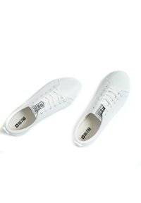 Bílé plátěné tenisky s nízkým profilem, zaoblenými špičkami, plochými tkaničkami a logem na jazyku. Hladký povrch a minimální detaily.