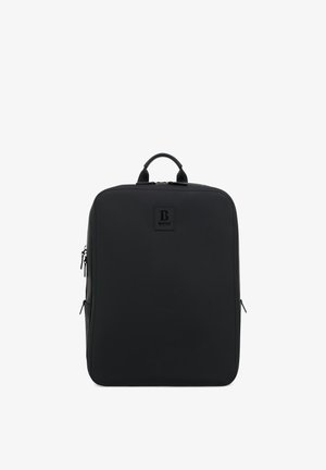 Sac à dos rectangulaire noir avec poignée supérieure, double fermeture éclair et petit logo centré près du panneau avant supérieur.