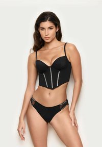 Cuerpo negro con copas estructuradas, detalles en plateado y tirantes ajustables, combinado con bragas de bikini negras con acentos recortados.