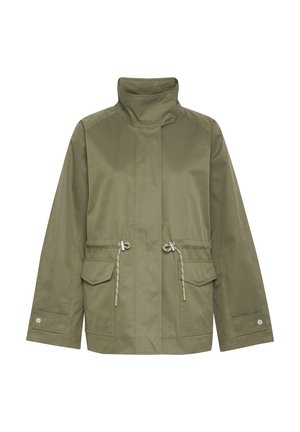 Olivgrüne, mittellange Jacke mit hohem Kragen, zwei Fronttaschen, verstellbaren Kordeln und einer glatten Stofftextur.